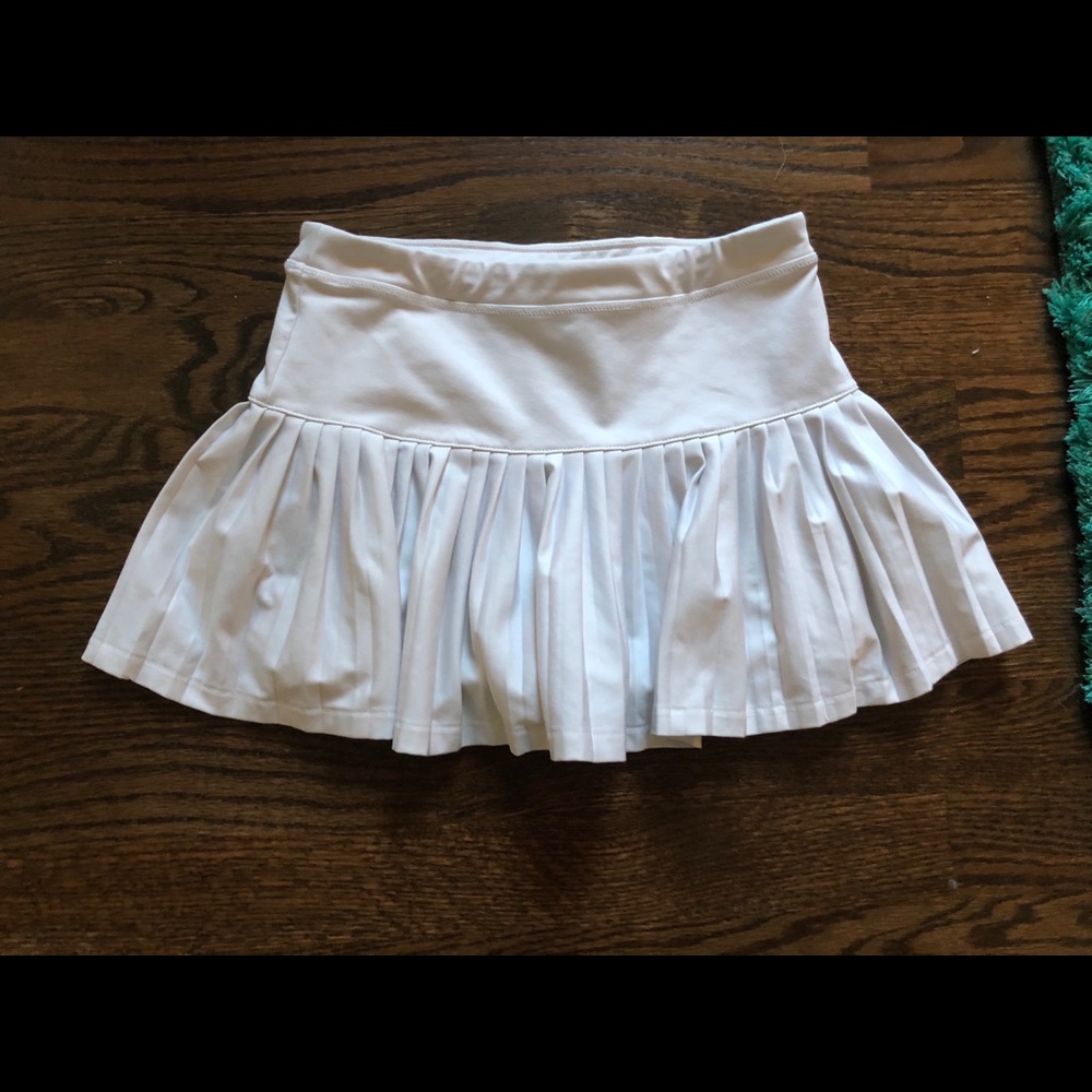 VineYard Vines white tennis skirt.